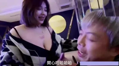 臥槽這大奶子！無法直視！怕流鼻血！KTV玩的也太開放了