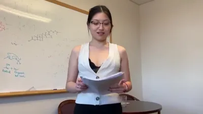 為了生活秘書不得不伺候老闆