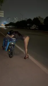 戶外露出絲襪高跟