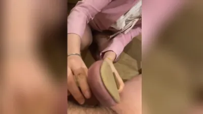剛約的退役空姐被要求對著鞋子做