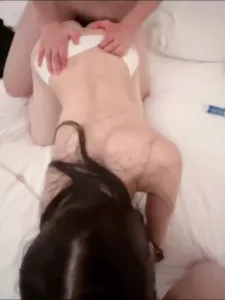 3p嬌妻，單男後入幫老公擼