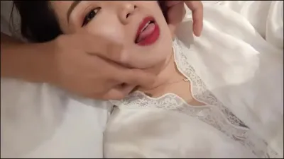 性飢渴富婆做按摩，得不到老公滿足，一直勾引技師操自己，還讓他別戴套