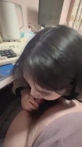 看我玩吃雞她也想吃雞，騷貨真是欠操