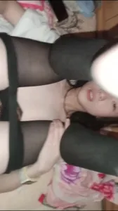 “被鄰居聽到我看你怎麼搞”去經常穿黑絲的05年女同事家裡偷情 刺激