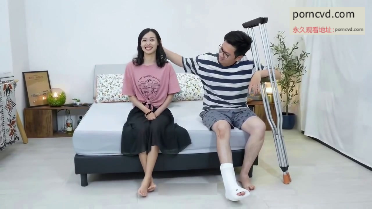 台灣av影片 ED Mosaic 新人 24歲女友若若性慾太強 體殘的男友希望我找兩位帥哥陪她玩 3P初體驗