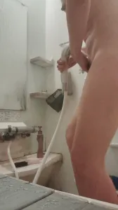 嫂子在洗澡，大哥偷偷發給我