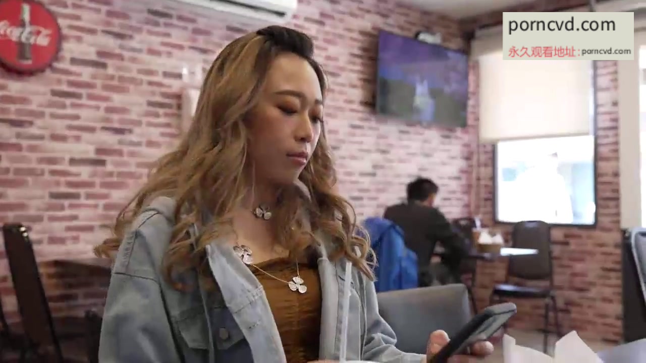 台灣av影片 正港騷貨台妹遇到外國人當然要試一下中出的感覺