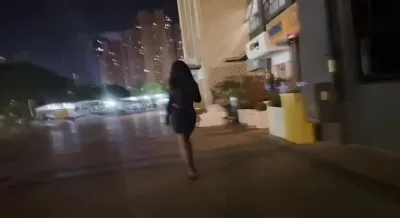 尾隨極品少婦，入室按在桌子上操，強制口交內射，操到最後她老公回來了