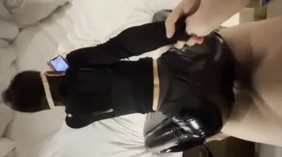 邊打電話邊被主人掐住脖子猛操，母狗嘴上一直說不想要了卻一直迎合抽插