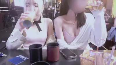 倆少婦路邊攤喝酒！對著閨蜜大奶瘋狂揉捏這是出來釣魚的吧膽子真大