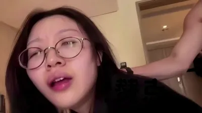 眼鏡騷母狗被肌肉男撕開黑絲暴力抽插連續高潮淫叫