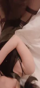 白嫩嬌妻同意給大屌單男上