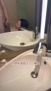 連續射了兩次，第一次射嘴巴里，完美露臉的反差騷貨