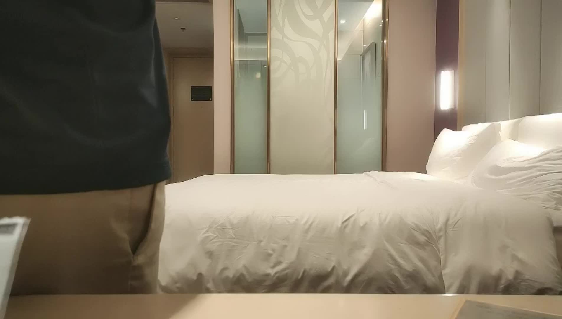 【小馬探花】深夜紫色T恤馬尾妹紙，舌吻摸逼先調調情，翹起屁股後入一下下撞擊，站立後入猛操