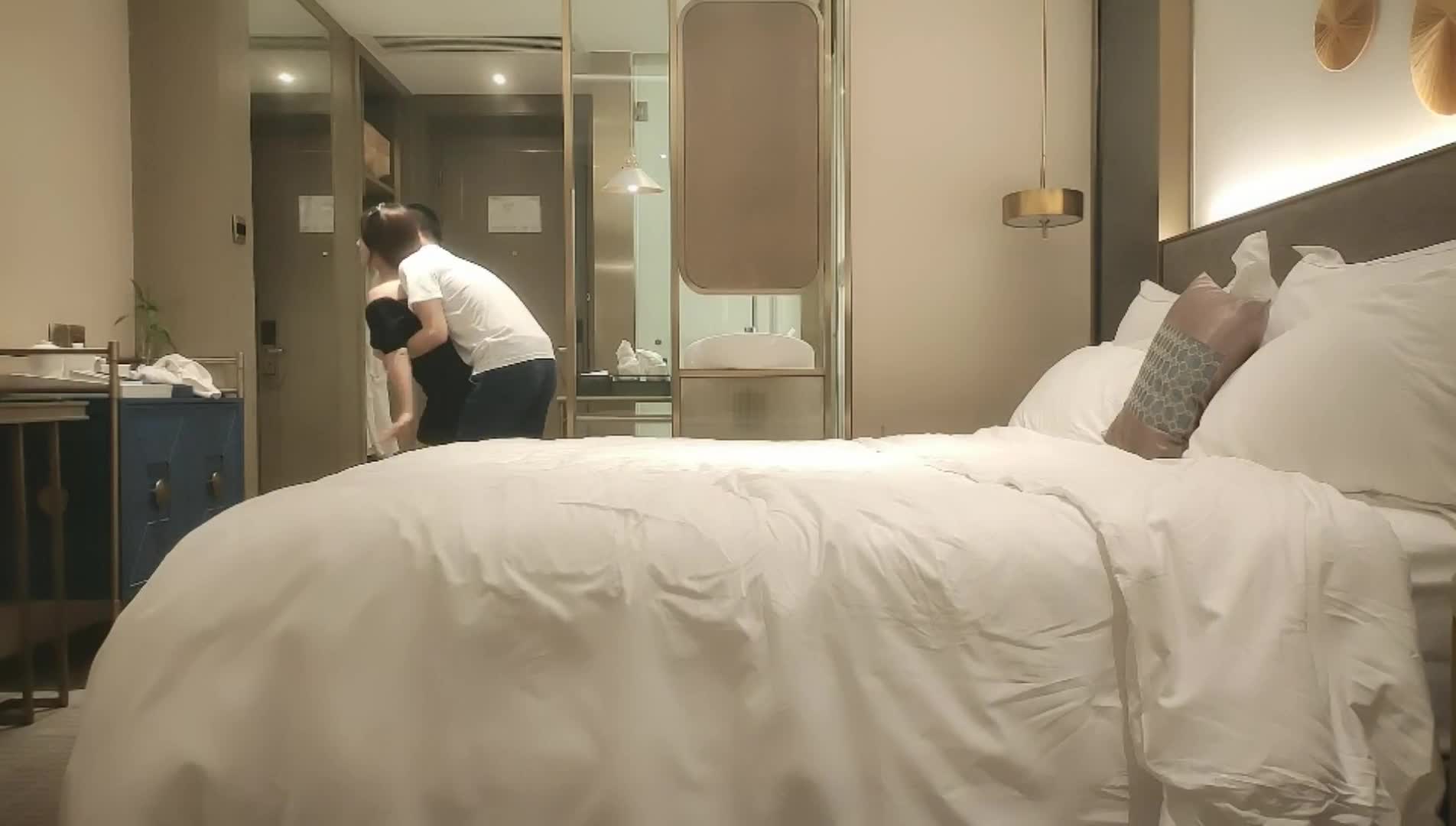 【小馬探花】深夜肉肉身材大奶胖妞，隔著褲子揉穴調情，近距離特寫口交舔屌，騎乘猛晃動奶子