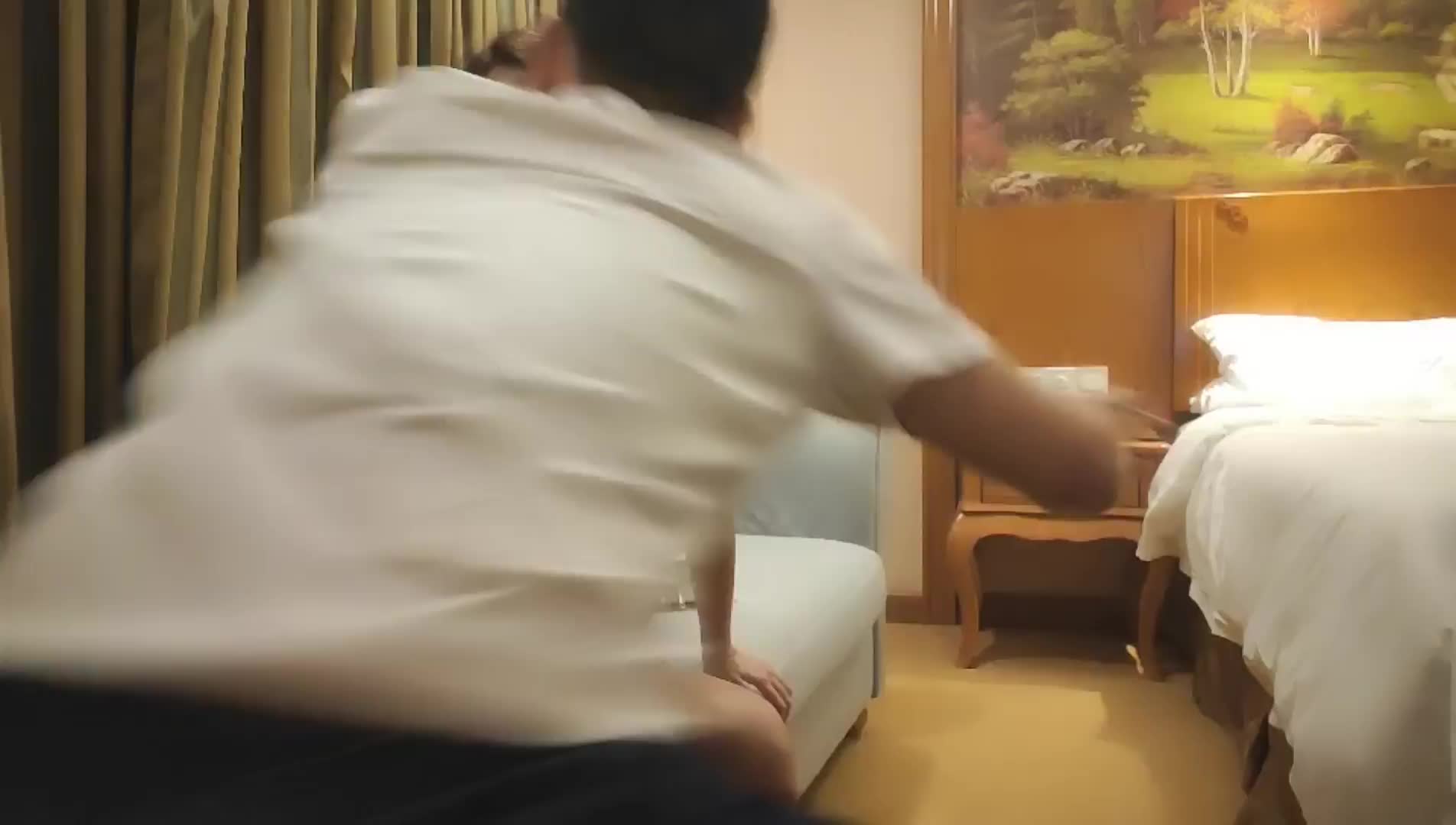 【小馬探花】足療店按摩完回酒店叫妹紙，甜美白衣大奶妹，鏡頭前深喉舔的很享受，騎乘扭動爽的啊啊叫
