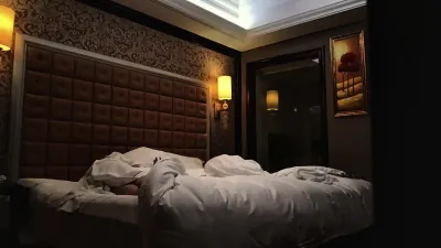 晚上和女友散步累了直接附近酒店開房過夜