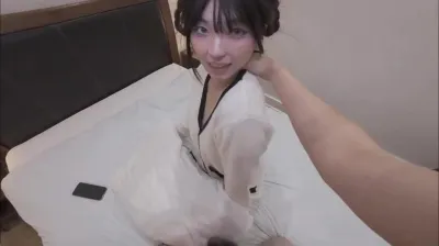 遠端操控老婆，提前給老婆找好的肌肉體育生在酒店等候，讓老婆不穿內褲單