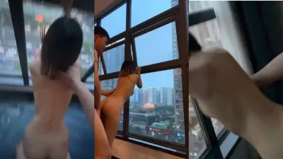 非常開放的一對小情侶，在落地窗前做愛，好刺激
