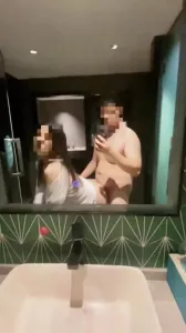 看老婆被抓著在鏡子前面狂操她崩壞和諂媚口交的時候真的好美