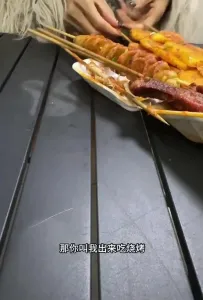 帶少婦燒烤店吃燒烤，喝了點酒就把我的雞巴含住，突然發現大姨媽來了只好