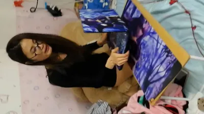 三八節還在工作的眼鏡小騷貨必須內射用精液獎勵她