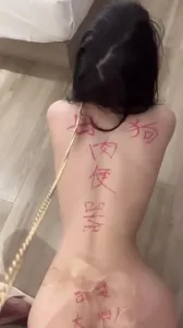 母狗肉便器 插著肛塞 羞辱後入
