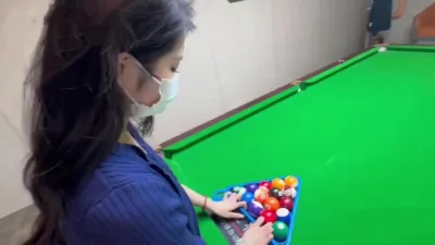 帶少婦約會的一天，吃完海底撈直奔檯球廳，白色過膝襪足交猛擼深喉口交後