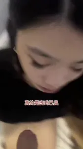 命令她找個當地人操逼做愛，結果不是颳風就是下雨，終於在當地酒吧被人勾
