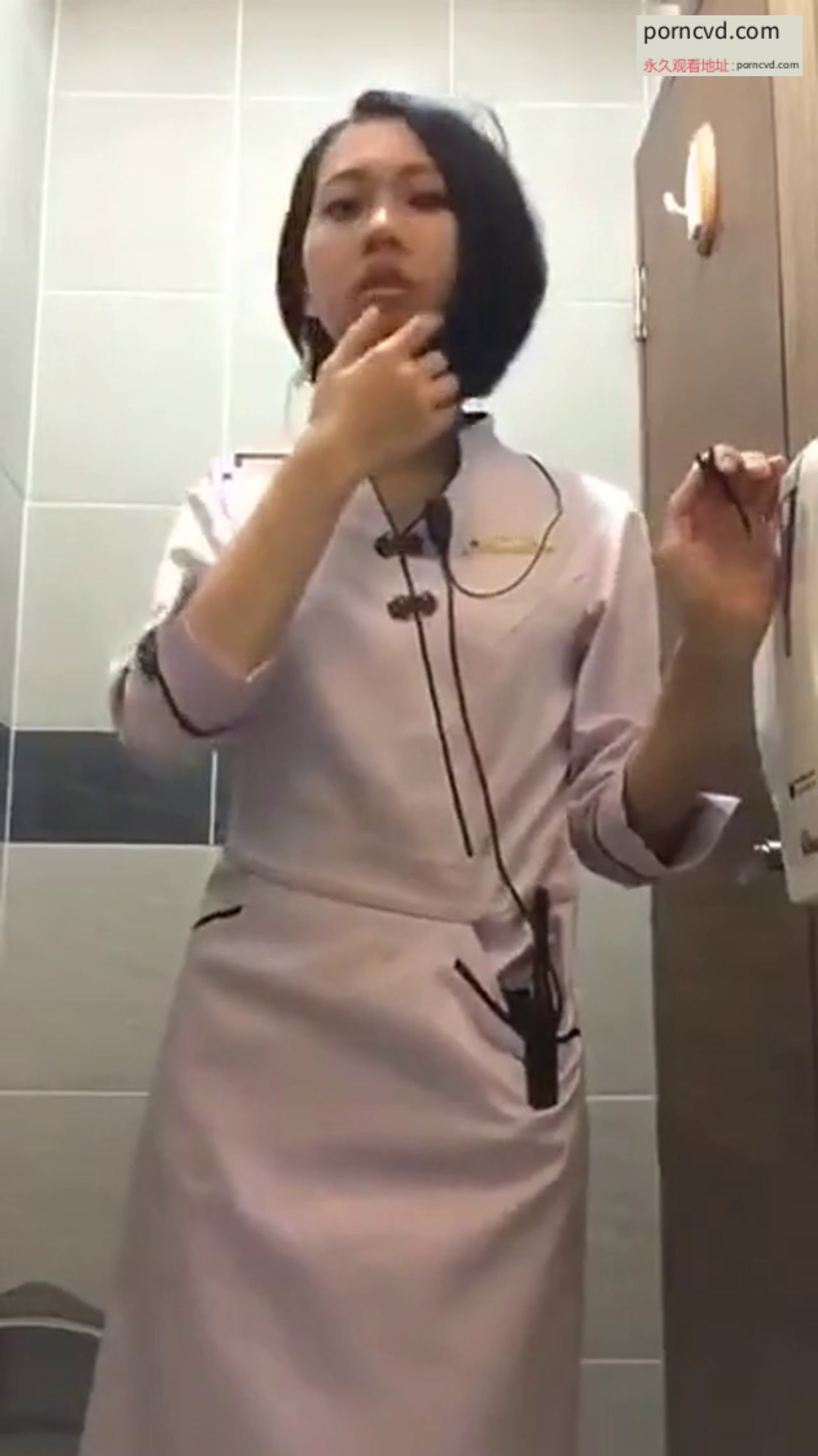本土自拍 台灣某飯店經理每天帶著跳蛋上班，把屄震出白漿品嚐淫水的味道，回到宿舍看著沒人就自慰，看著客戶的大雞巴忍不住也要吃