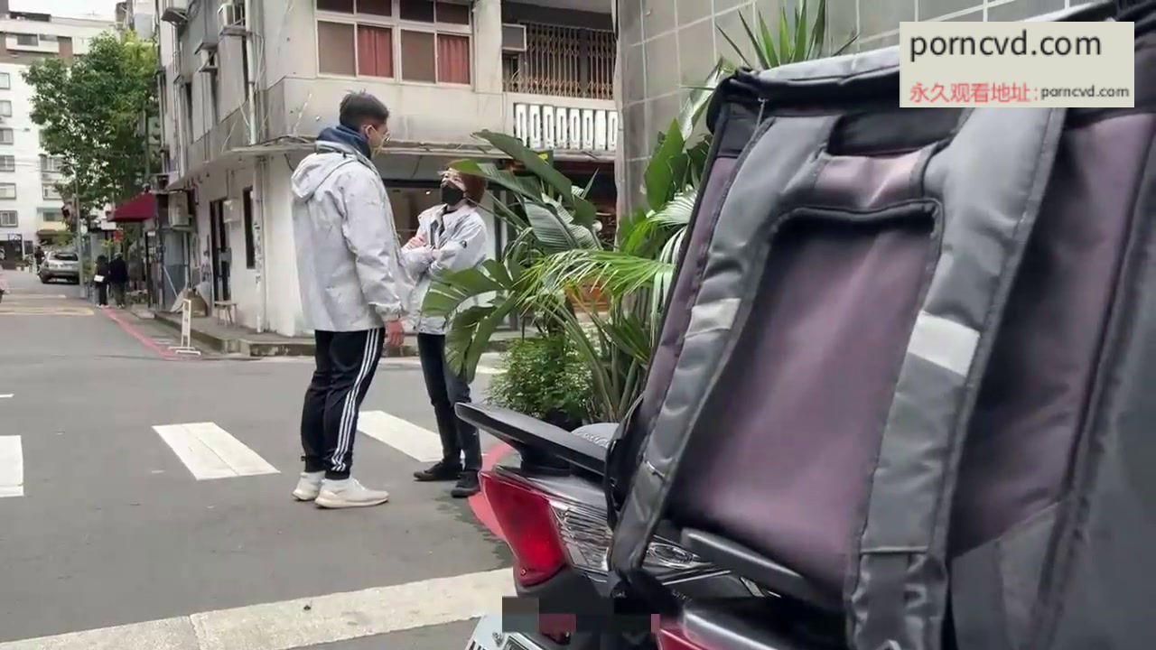 台灣av 女友負氣出走在路邊隨便抓男大生回飯店愛愛 不料男友突然回來了