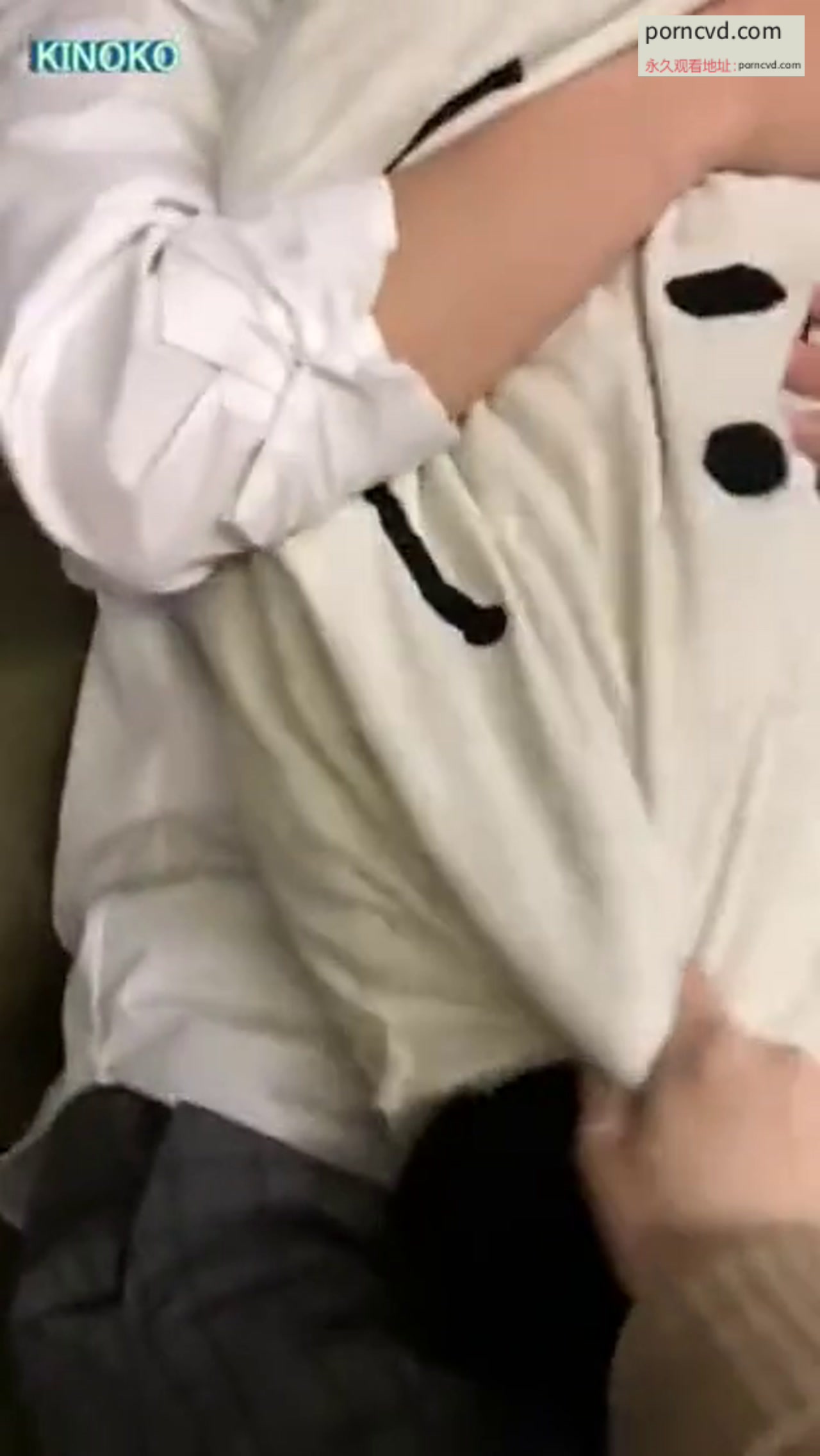 台中害羞弟弟粗大的肉棒被白嫩饑渴姐姐纖細小白手摸的硬邦邦