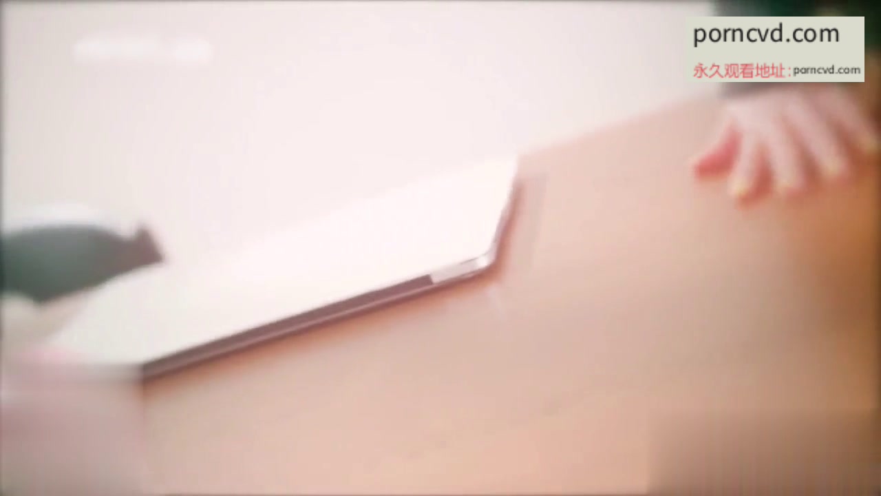 新來的同事很積極，每天都超認真工作，就連假日也會主動一個人進公司加班，美艷的女總監默默觀察一陣子之後，決定要給新人愛的鼓勵