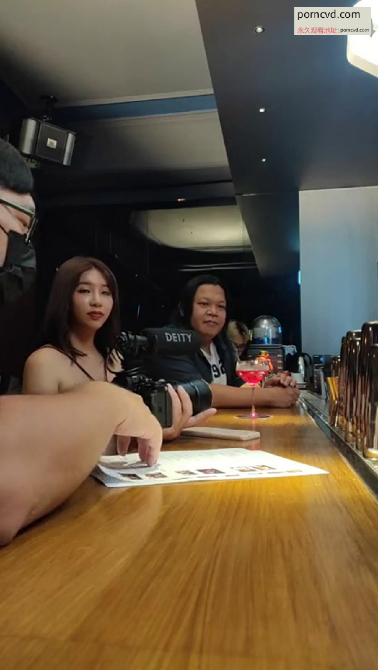 台灣AV人氣女神拍攝現場獨家直播，酒吧場景高跟鞋包臀裙，被調酒師椅子上猛操，抬腿側入全程拍攝