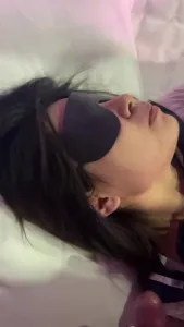 騷逼人妻揹著老公來3p