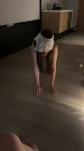 [原創] 調教母狗內褲套頭爬行口交，有完整版，主頁