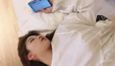 不是玩手機嗎，怎麼舒服的閉上眼了，你個小騷話還聊男模呢