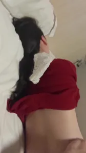 全程露臉，少婦穿著紅色衣服被無情爆操