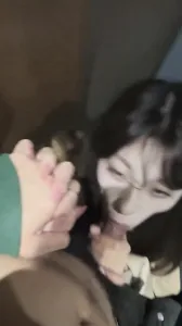 高鐵上吃雞 還沒說完直接吞了