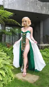 精靈公主化身淫蕩騷貨全程露臉賣弄騷姿，誘惑攝影師，裙子下面藏著極致