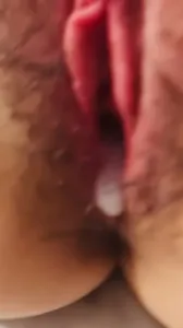 假期和已婚男人開房偷情，被無套抽插內射好舒服，好爽，射到騷穴裡滿滿的