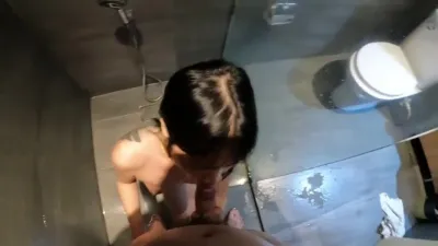 摁著少婦廁所舔屁眼