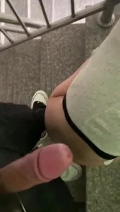 樓道里無套內射蜜桃臀輕熟女，真實偷情