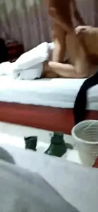 和大哥一起3p豐滿大屁股熟女阿姨，看著大哥抱著肥臀操的啪啪響太刺激了