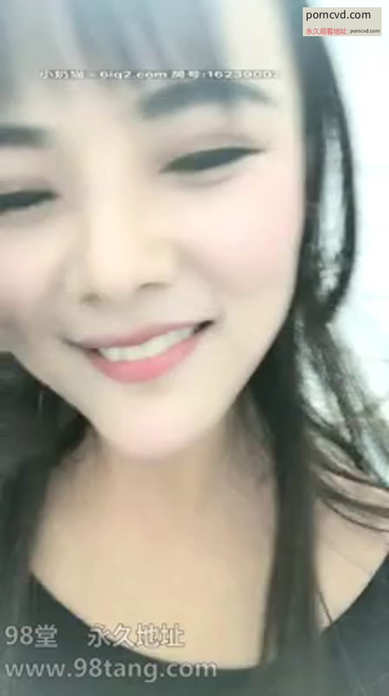 紅唇大眼粉色旗袍黑色絲襪 小姐姐按在床上就開始插入