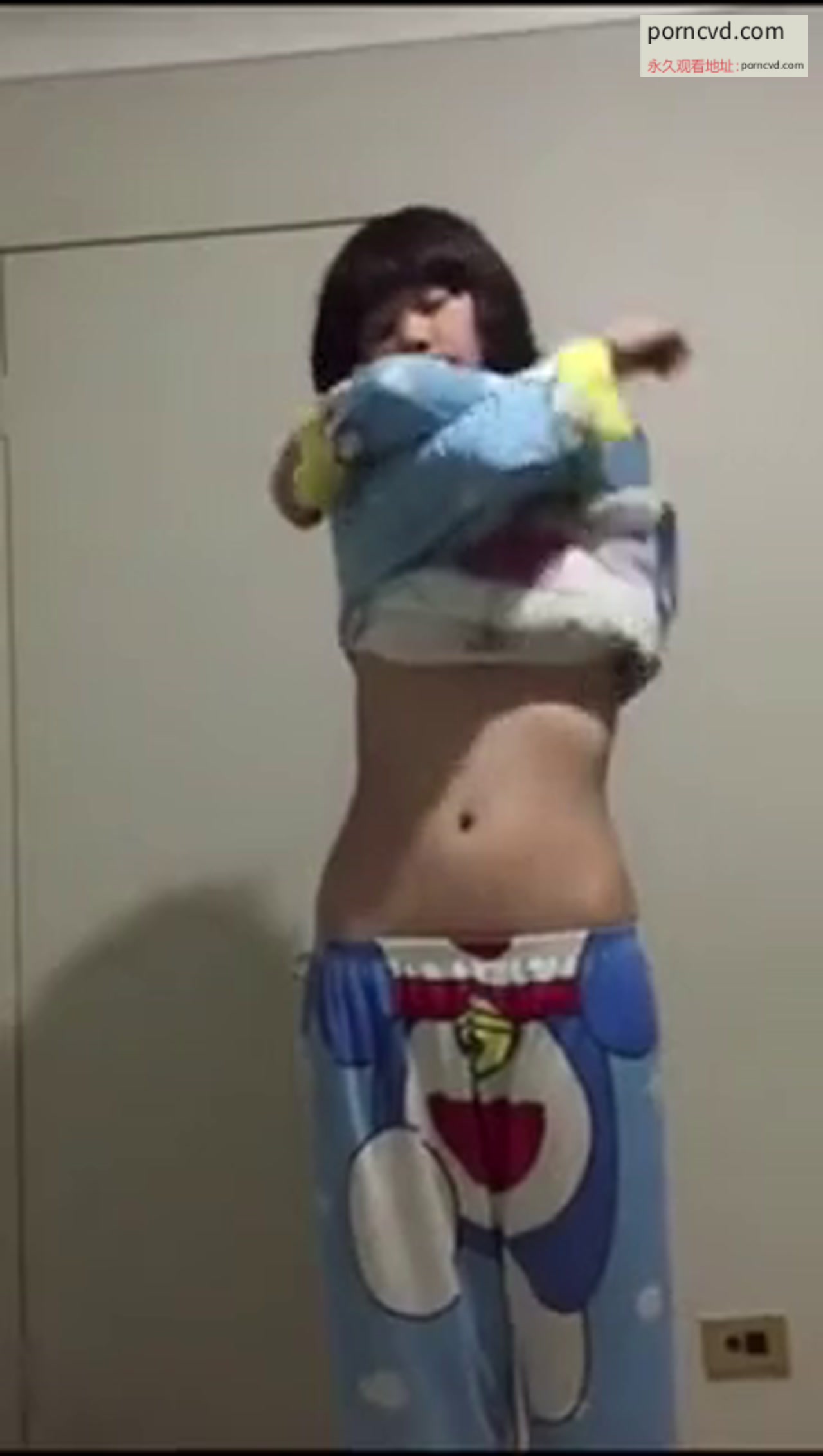 可愛的多拉A夢睡衣，還有令人興奮的條紋內褲