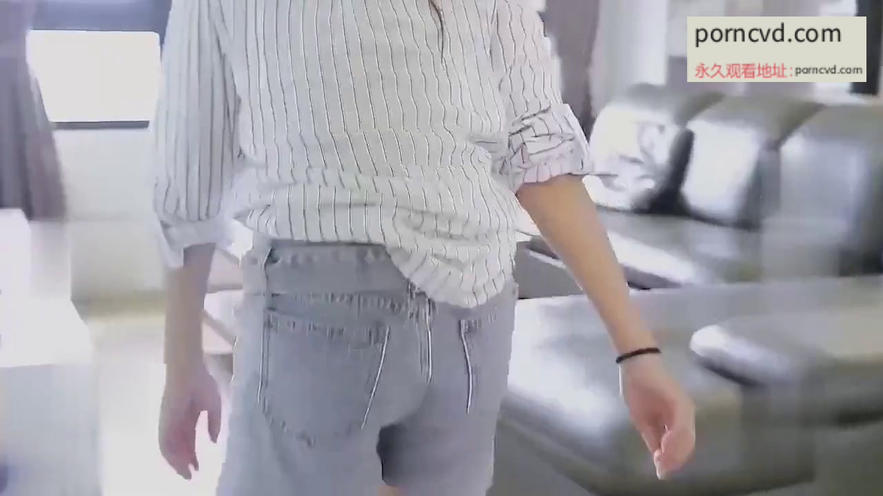 劇情 美乳女賊闖空門被男主抓包.哀求不要報警願被幹