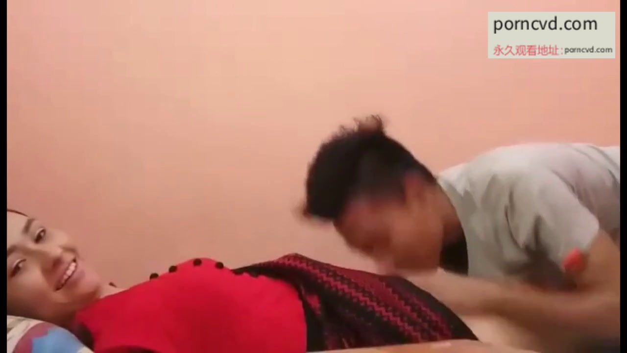 越南自拍 白嫩乳妹被黝黑健壯小哥各種姿勢抽插