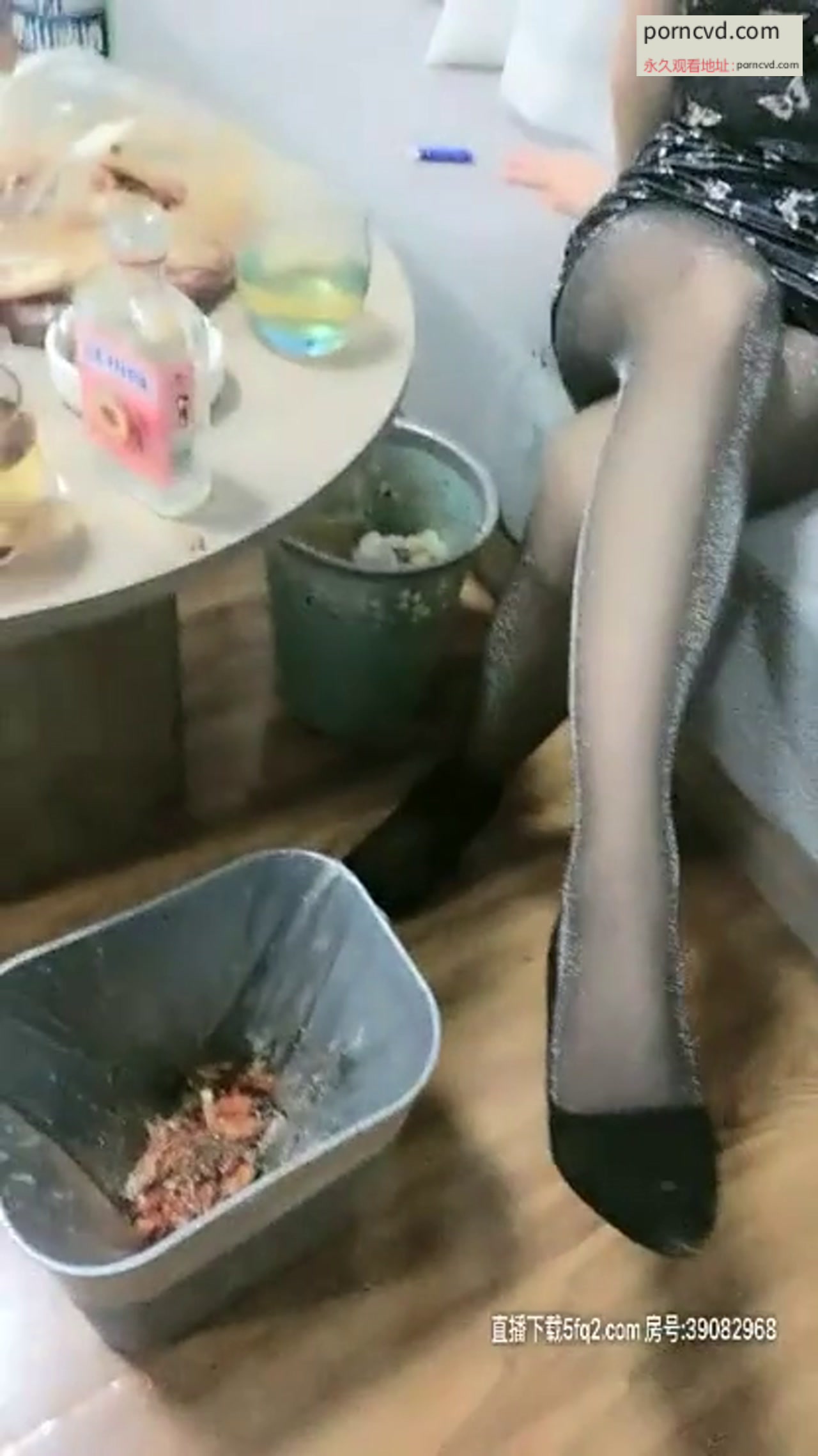 夜宴選妃約了個大白美網紅妹子一起直播，性感黑絲玩弄奶子乳交口交舔弄，手指插逼抬起雙腿猛操