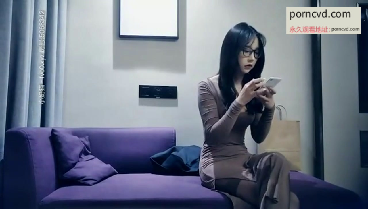 再約性感騷氣眼鏡妹子啪啪，開檔黑絲近距離拍攝抬腿側入抱起來猛操